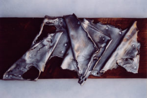 ... DI GUERRA, 2001 - PIOMBO SU TAVOLA BRUCIATA 49 X 23,5